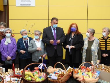 dom_umirovljenika_za_starije_uskrs_darivanje_2021 10.JPG