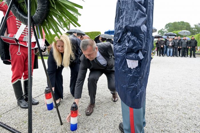 Uoči Dana državnosti Republike Hrvatske položeni vijenci kod Križa branitelja na groblju u Varaždinu