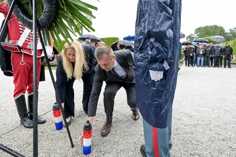 Uoči Dana državnosti Republike Hrvatske položeni vijenci kod Križa branitelja na groblju u Varaždinu
