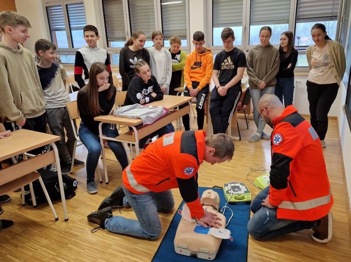 Životno važne vje&scaron;tine: edukacija učenika osmih razreda O&Scaron; Sveti Ilija o pružanju prve pomoći