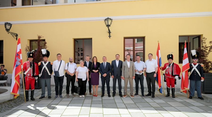 Polaganjem vijenaca i otvorenjem izložbe ratnih fotografija &ldquo;Pakrac kroz ratni objektiv&ldquo; obilježen Dan državnosti Republike Hrvatske