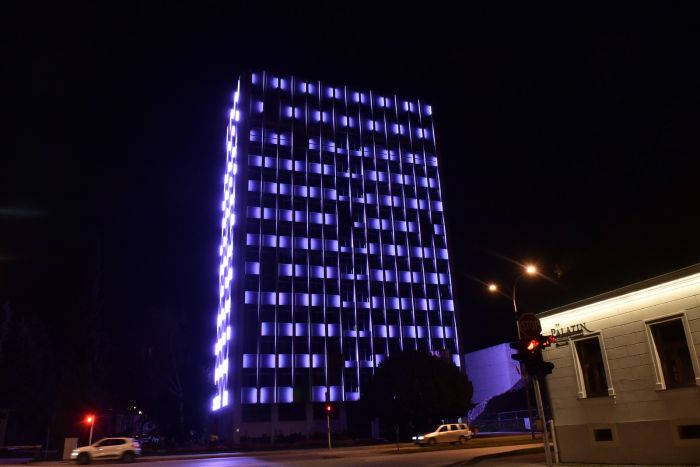 Vodotoranj osvijetljen povodom obilježavanja Dana ružičaste vrpce