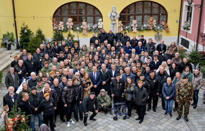 Marko Perković Thompson posjetio Županijsku palaču, susreo se s županom Stričakom, izbornikom Dalićem i članovima braniteljskih udruga