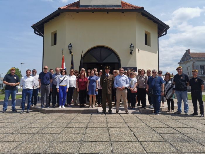 Povodom Dana Hrvatske vojske, Dana Hrvatske kopnene vojske i 31. obljetnice ustrojavanja Hrvatske vojske učenici te ravnatelji srednjih &scaron;kola posjetili vojarnu 7. gardijske brigade &bdquo;PUMA&ldquo;