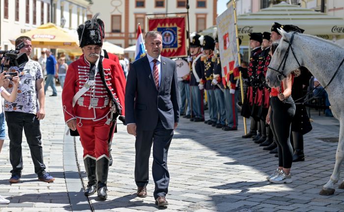 Osnovan Hrvatski husarski zdrug, Stričak: Zapovjedniče, predajem vam ovaj stijeg da ga časno i ponosno nosite te nadalje ba&scaron;tinite slavnu hrvatsku vojničku povijest