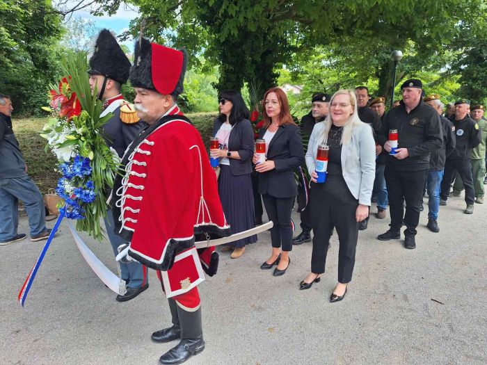 Polaganjem vijenaca, paljenjem lampiona te izložbom ratnih fotografija obilježena 34. obljetnica ustroja 5. bojne 1. A brigade &bdquo;Tigrovi&ldquo;