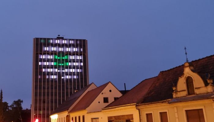 Vodotoranj u Varaždinu osvijetljen simbolom Srebreničkog cvijeta u znak sjećanja i pijeteta prema nedužnim žrtvama genocida u Srebrenici
