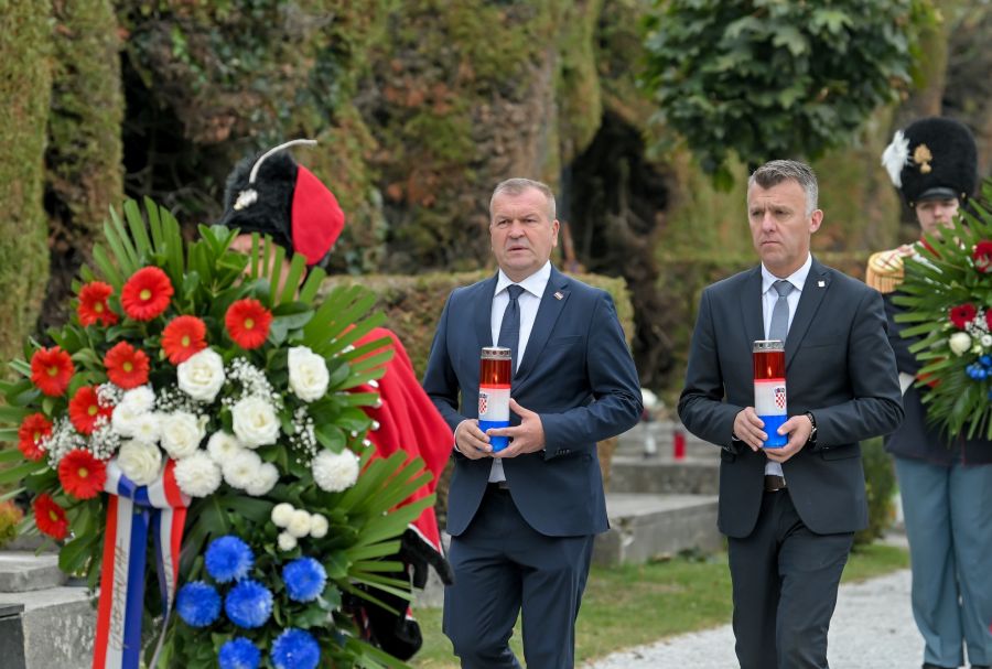 Uoči blagdana Svih svetih položeni vijenci na varaždinskom Gradskom groblju