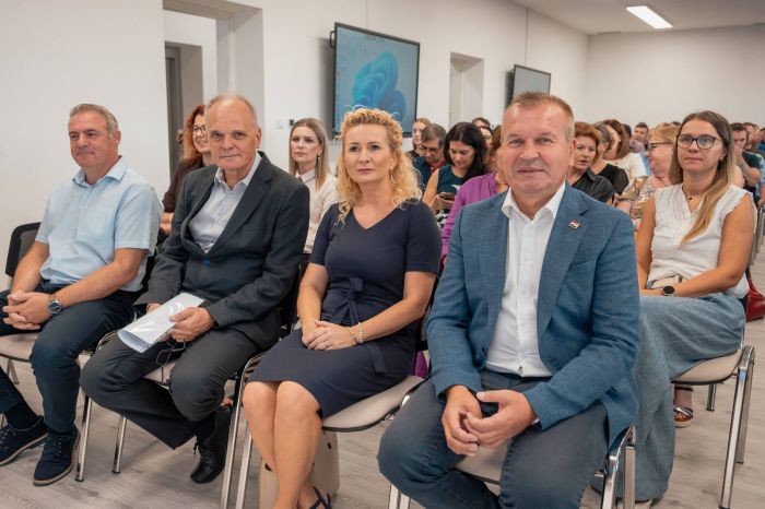 O upravljanju sigurno&scaron;ću u &scaron;kolama te postupanju u hitnim i kriznim situacijama -održana edukacija za ravnatelje osnovnih i srednjih &scaron;kola