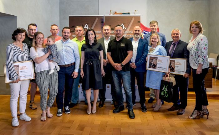 &ldquo;Crno zlato&ldquo; sve bolje i bolje: na Izložbi bučinih ulja Alpe &ndash; Adria dodijeljeno 13 zlatnih medalja, &scaron;ampion je Mladen Cesarec