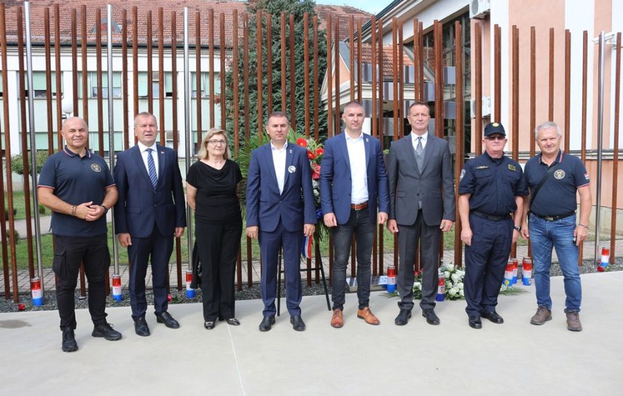 Kod spomen obilježja poginulim i nestalim policajcima PU Varaždin održana obljetnica odlaska 185 policajaca PU Varaždin u obranu Vukovara