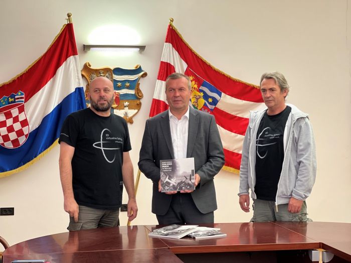 Foto kluba &bdquo;Sloboda&ldquo; predao monografiju &bdquo;Istina jednog vremena&ldquo; za sve &scaron;kole u Varaždinskoj županiji