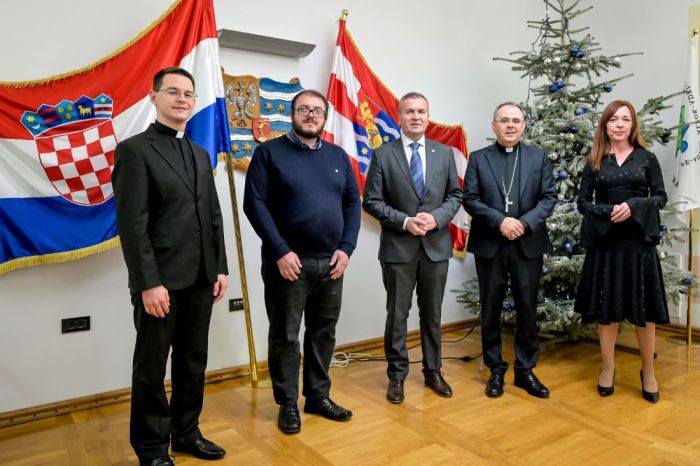 Varaždinski biskup mons. Bože Rado&scaron; i paroh varaždinski otac&nbsp;Uglje&scaron;a Pilinger kod županijskih dužnosnika na Božićno-novogodi&scaron;njem prijemu