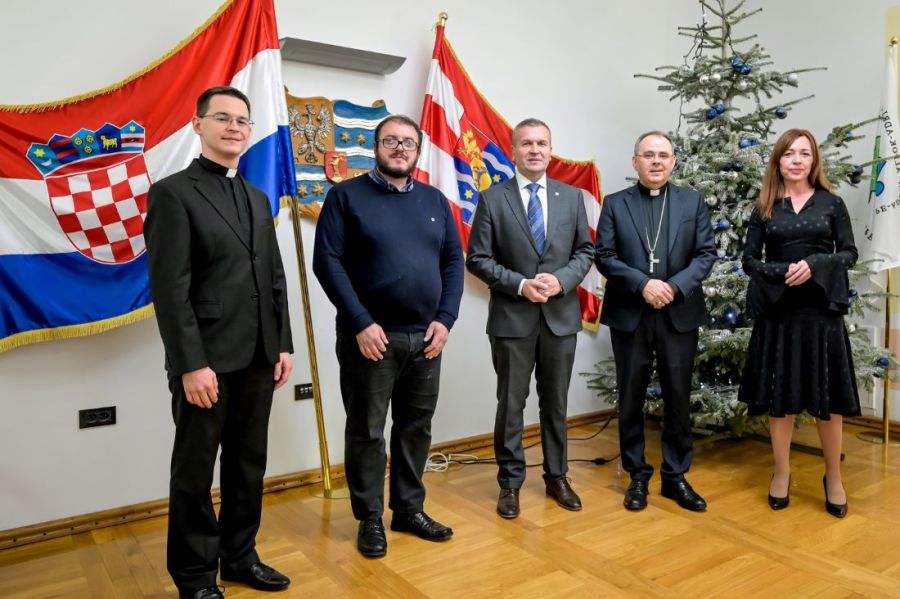 Varaždinski biskup mons. Bože Rado&scaron; i paroh varaždinski otac&nbsp;Uglje&scaron;a Pilinger kod županijskih dužnosnika na Božićno-novogodi&scaron;njem prijemu