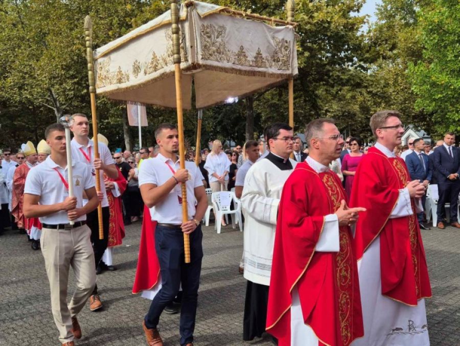 Ludbre&scaron;ka Sveta Nedjelja i ove godine okupila veliki broj hodočasnika &ndash; Svetoj misi nazočili i županijski dužnosnici