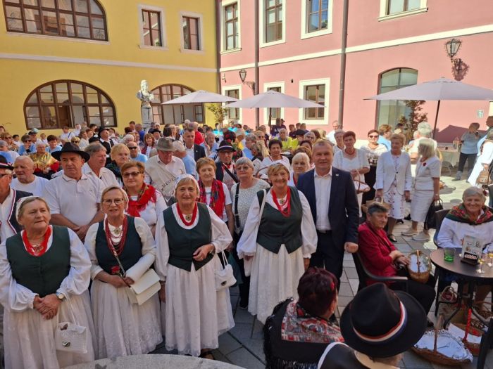 Vi&scaron;e od 500 umirovljenika pjesmom i osmijehom proslavilo svoj dan u  Županijskoj palači u Varaždinu