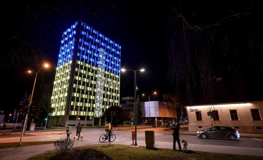 U znak solidarnosti s ukrajinskim narodom, Varaždinska županija osvijetlila vodotoranj bojama ukrajinske zastave