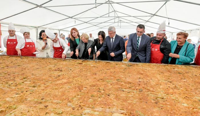 Rezanjem mega-sarme duge čak 1.501 metar otvorena 24. Zeljarijada u Vidovcu
