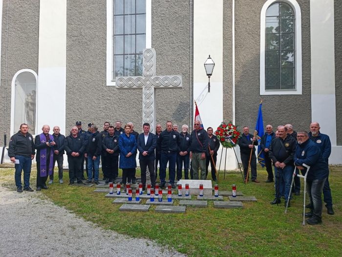 Kod križa zahvalnosti u Varaždinu odana počast dvanaestorici poginulih redarstvenika u Borovu naselju