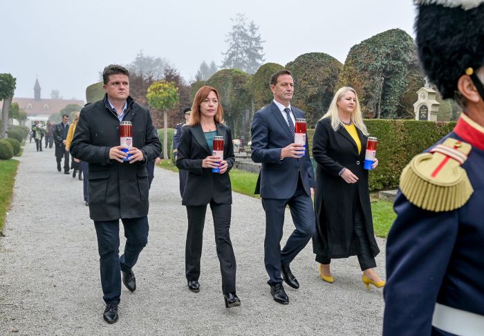 Na gradskom groblju u Varaždinu odana počast preminulima, izaslanstva Varaždinske županije, Grada Varaždina, PU varaždinske te članovi udruga branitelja  položili vijence i zapalili svijeće