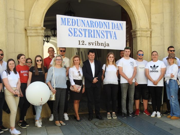 Simboličnom &scaron;etnjom medicinskih sestara i tehničara Varaždinom obilježen Međunarodni dan sestrinstva