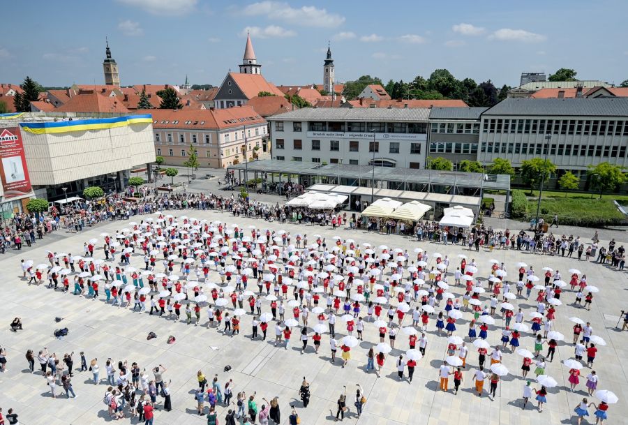 Plesom quadrilla 600-tinjak maturanata iz Varaždinske županije oprostilo se od srednje &scaron;kole
