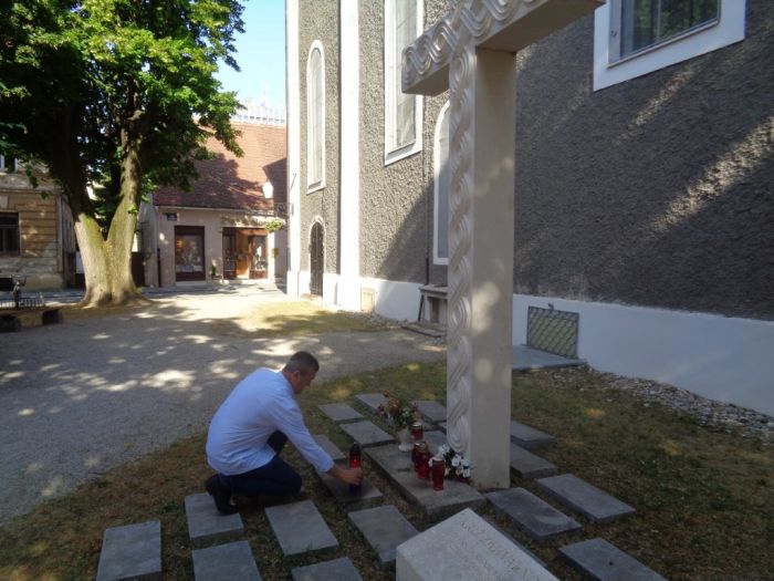Povodom Dana neovisnosti župan Stričak&nbsp; zapalio svijeću u spomen na sve poginule i preminule hrvatske branitelje