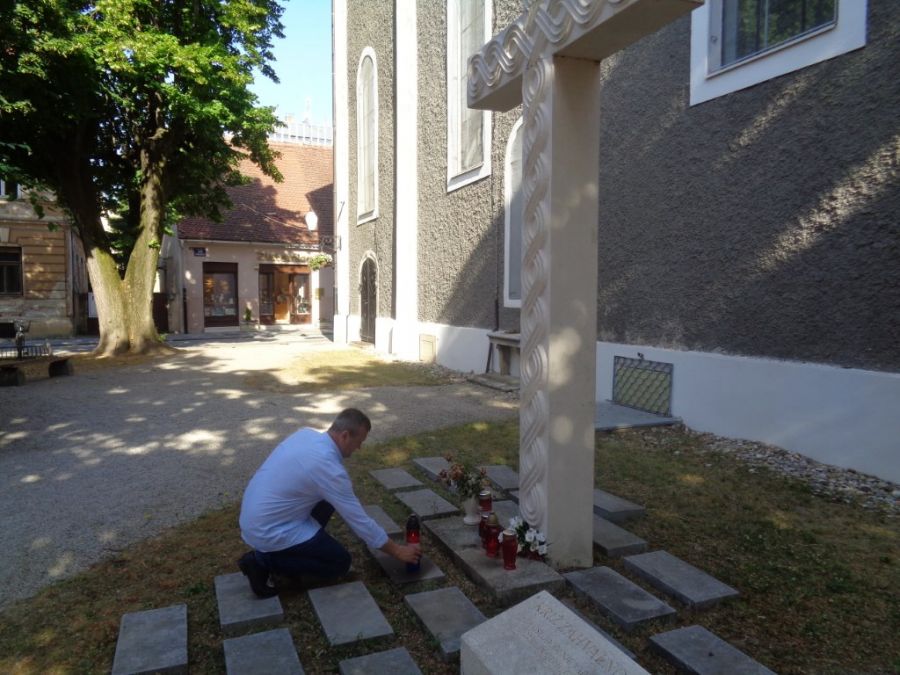 Povodom Dana neovisnosti župan Stričak&nbsp; zapalio svijeću u spomen na sve poginule i preminule hrvatske branitelje