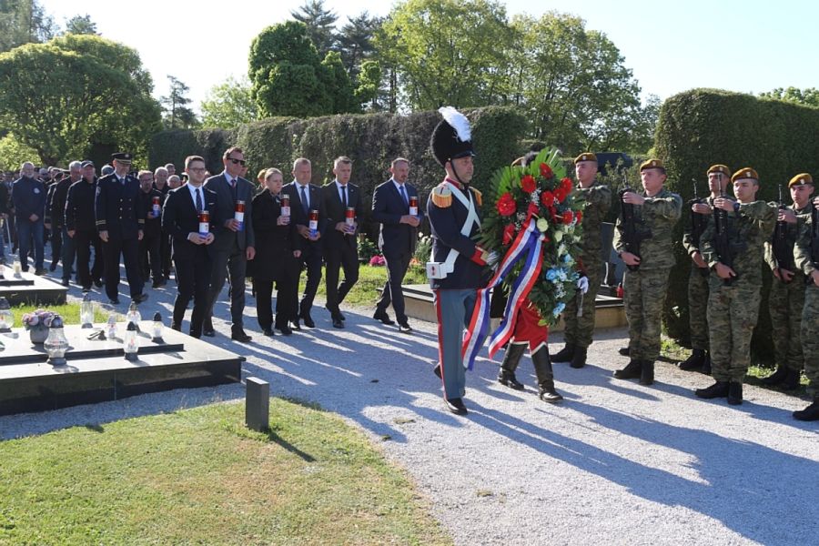 Sjećanje na &bdquo;Bljesak&ldquo; &ndash; vijenci i svijeće za hrvatske branitelje koji su u 32 sata ispisali povijest