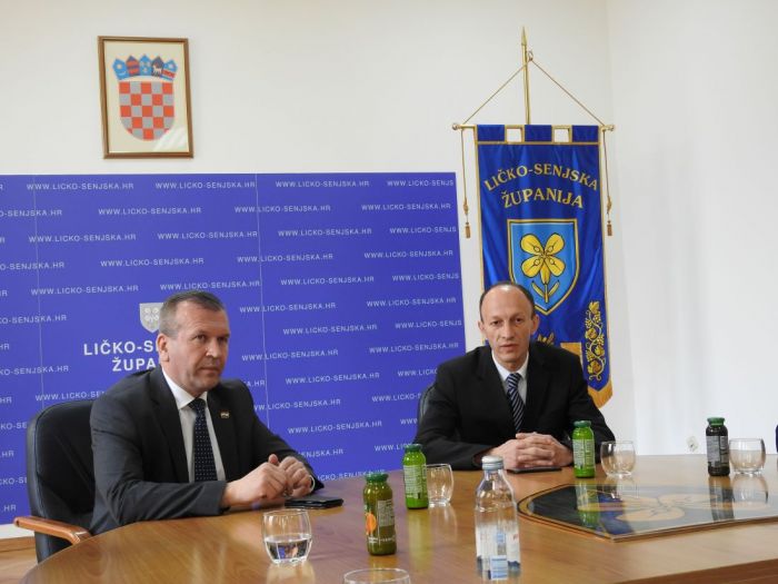Izaslanstvo Varaždinske županije ugostio Ličko-senjski župan, dotaknuli se područja zajedničke suradnje te zajedno odali počast &nbsp;poginulim pripadnicima specijalne policije MUP-a kod spomenika Velebitskim junacima u Rizvanu&scaron;i&nbsp;
