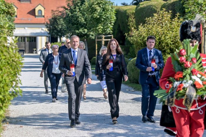 Na groblju u Varaždinu&nbsp; odana počast poginulim braniteljima te preminulim građanima, a u katedrali služena sveta misa u čast Male Gospe