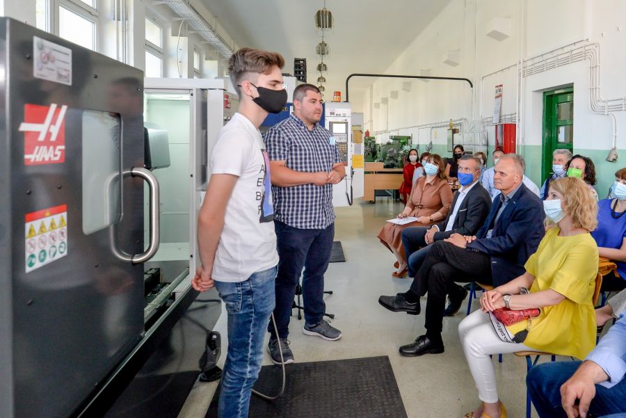 U Strojarskoj i prometnoj &scaron;koli, nositelju budućeg centra izvrsnosti iz strojarstva, predstavljeni CNC tokarilica i električni automobil vrijedni 700.000 kuna