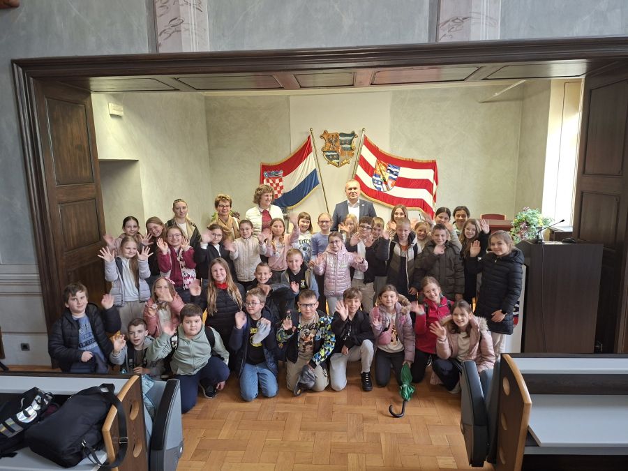 Učenici Osnovne &scaron;kole Kneginec Gornji posjetili Županijsku palaču te se susreli sa županom Anđelkom Stričakom
